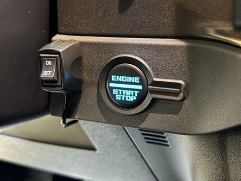 Used 2025 Ford Bronco Badlands image 42