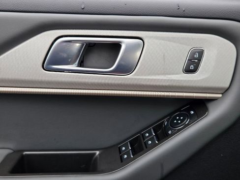 Used 2025 Ford Explorer Active image 27