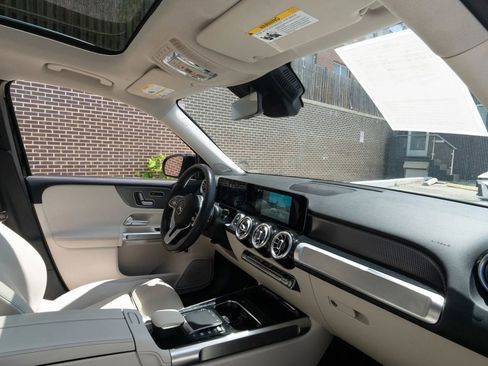 Used 2021 Mercedes-Benz GLB 250 4MATIC w/ Premium Package image 11