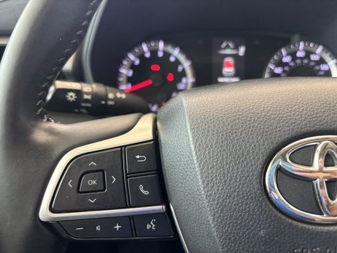 Used 2022 Toyota Highlander LE AWD/4WD image 17