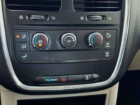 Used 2016 Dodge Grand Caravan American Value Package w/ UConnect Hands-Free Group FWD image 12