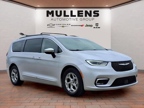 Used 2023 Chrysler Pacifica Limited FWD image 3