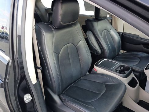 Used 2022 Chrysler Pacifica Touring-L w/ Uconnect Theater Family Group FWD image 28
