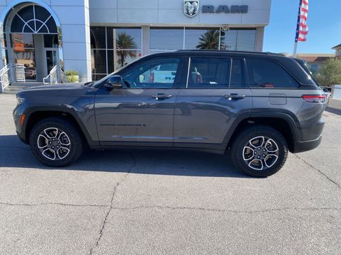 Used 2022 Jeep Grand Cherokee Trailhawk w/ Advanced Protech Group II AWD/4WD image 10