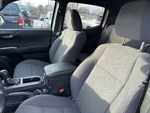 Used 2019 Toyota Tacoma TRD Sport image 3