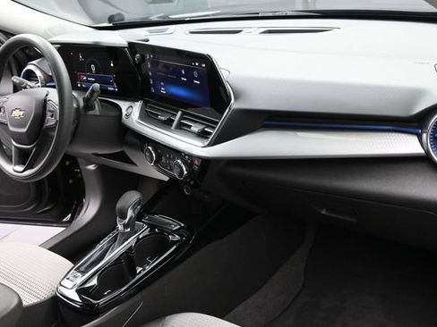 Used 2025 Chevrolet Trax LT FWD image 29