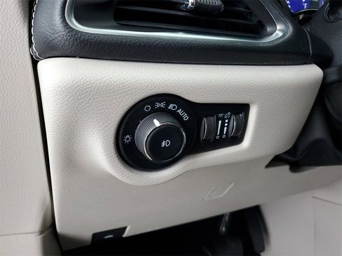 Used 2023 Chrysler Pacifica Limited image 14