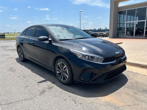 Used 2024 Kia Forte LXS w/ LXS Technology Package FWD image 3