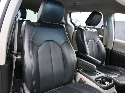 Used 2023 Chrysler Pacifica Touring-L FWD image 45