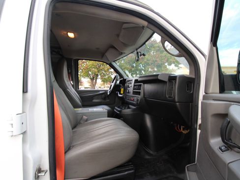 Used 2014 Chevrolet Express 2500 image 17