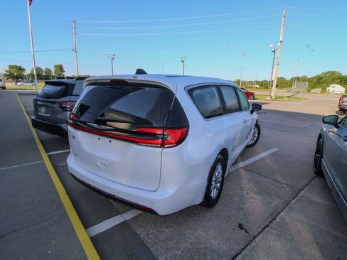 Used 2024 Chrysler Pacifica Touring-L FWD image 3