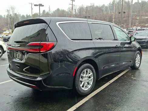 New 2026 Chrysler Pacifica Select image 3