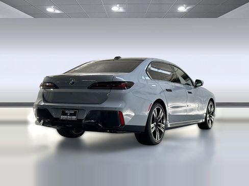 Used 2023 BMW 740i image 8