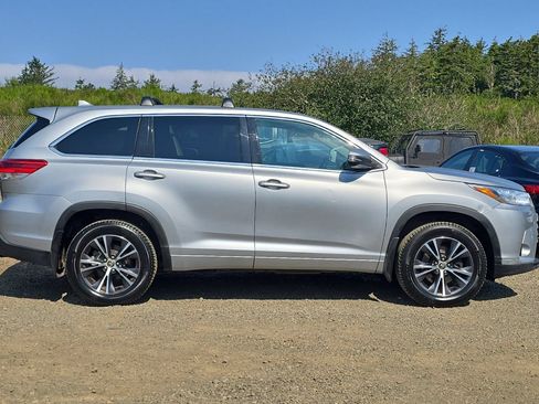 Used 2018 Toyota Highlander Plus AWD/4WD image 3
