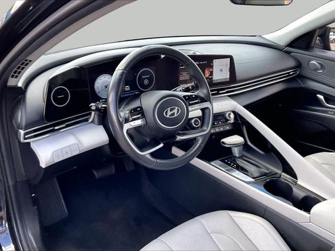 Used 2025 Hyundai Elantra Limited FWD image 17