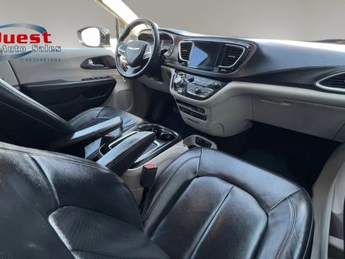 Used 2018 Chrysler Pacifica Touring-L Plus FWD image 23