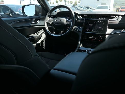 Used 2025 Jeep Grand Cherokee Laredo RWD image 24