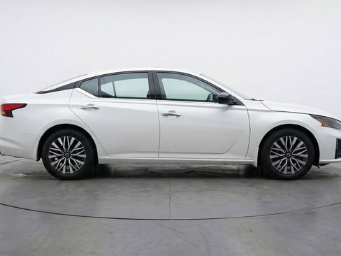 Used 2025 Nissan Altima 2.5 SV FWD image 11