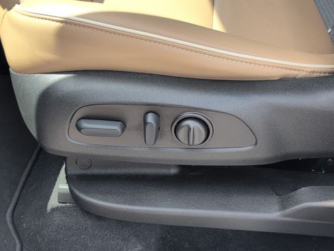 Used 2023 Chevrolet Traverse Premier FWD image 14