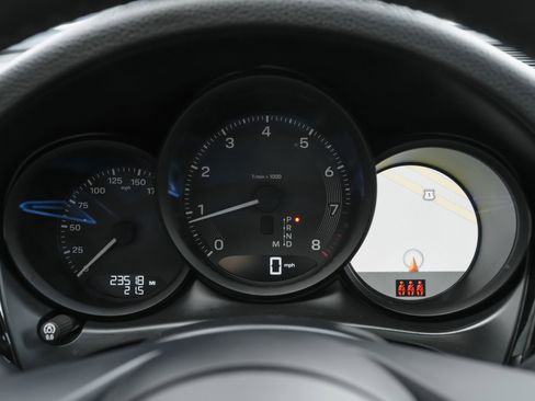 Used 2022 Porsche Macan image 9