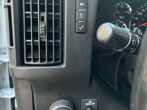 Used 2015 Chevrolet Express 2500 RWD image 30