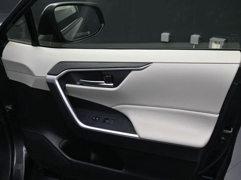 Used 2020 Toyota RAV4 XLE Premium image 21