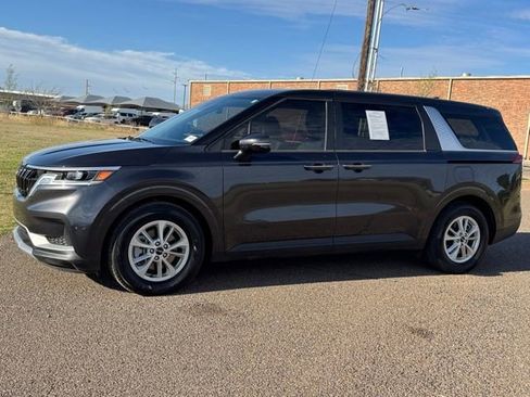 Used 2024 Kia Carnival LX image 3