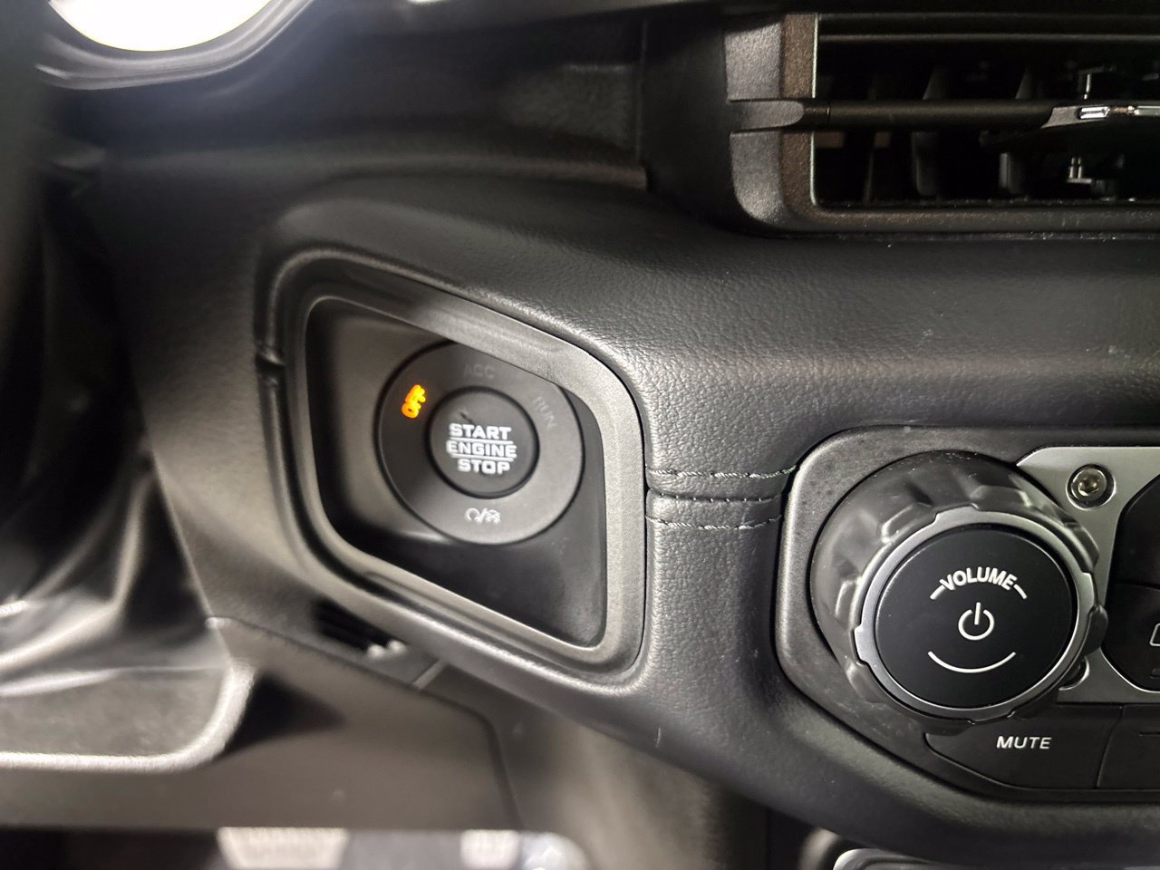 Used 2026 Jeep Wrangler Unlimited Sahara AWD/4WD image 31