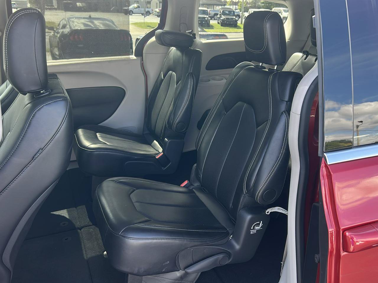 Used 2024 Chrysler Pacifica Touring-L FWD image 11
