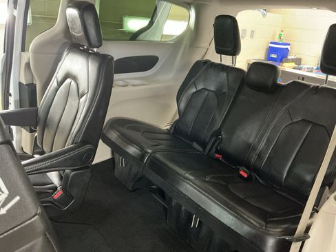 Used 2024 Chrysler Pacifica Touring-L FWD image 13