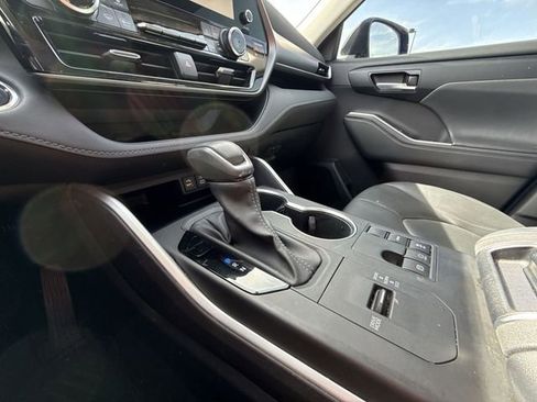 Used 2023 Toyota Highlander XLE image 19
