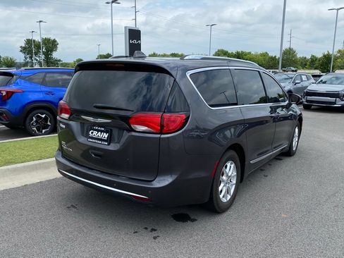 Used 2020 Chrysler Pacifica Touring-L FWD image 19