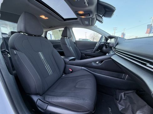 Used 2024 Hyundai Elantra SEL w/ Convenience Package image 28