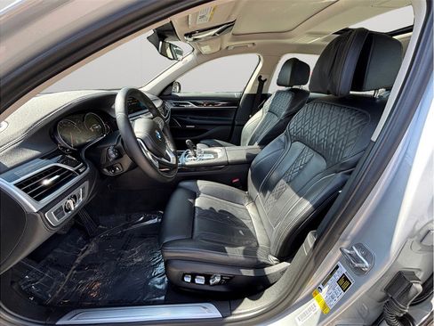 Used 2018 BMW 750i image 2