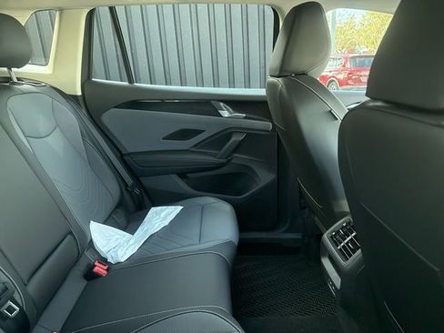 Used 2025 Volkswagen Tiguan SE image 10