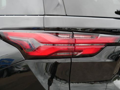Used 2023 Chevrolet Traverse LT w/ LT Premium Package AWD/4WD image 17