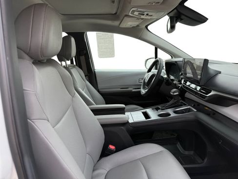 Used 2025 Toyota Sienna XLE image 15