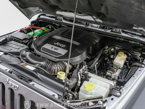 Used 2015 Jeep Wrangler Unlimited Rubicon w/ Connectivity Group image 39