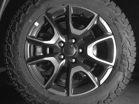 Used 2025 Jeep Compass Trailhawk image 12