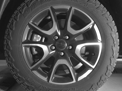 Used 2025 Jeep Compass Trailhawk AWD/4WD image 12