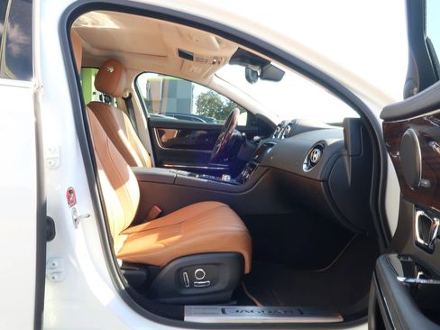 Used 2019 Jaguar XJ R-Sport RWD image 23