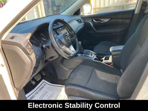 Used 2018 Nissan Rogue SV image 12