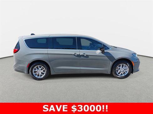 New 2025 Chrysler Pacifica Select image 4