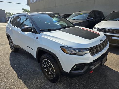 Used 2025 Jeep Compass Trailhawk AWD/4WD image 1