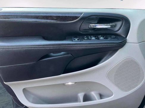 Used 2014 Chrysler Town & Country Touring image 18