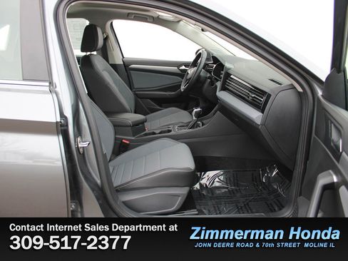 Used 2025 Volkswagen Jetta SE w/ Sunroof Package image 18