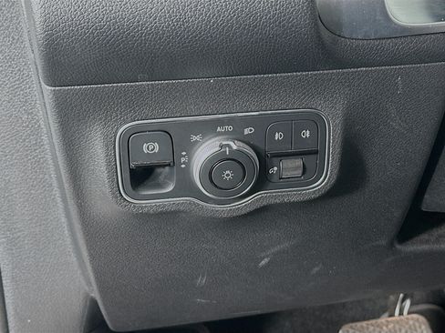 Used 2025 Mercedes-Benz GLB 250 image 17