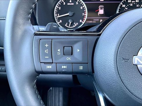 Used 2025 Nissan Pathfinder SL FWD image 17