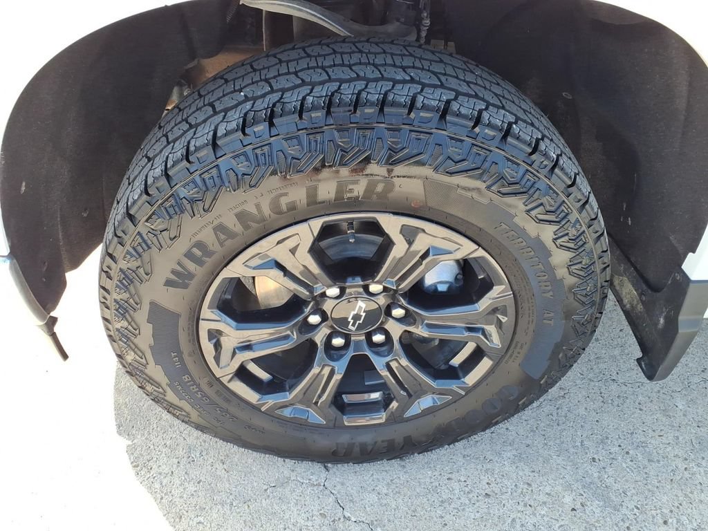 Used 2025 Chevrolet Silverado 1500 LT w/ Safety Package AWD/4WD image 9