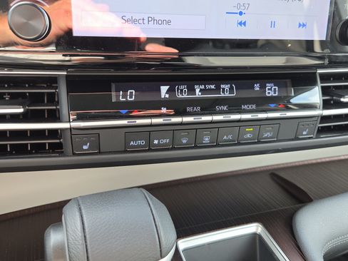 Certified 2024 Toyota Sienna XLE FWD image 26